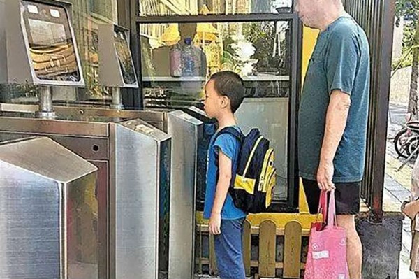 幼兒園人臉識(shí)別通道閘